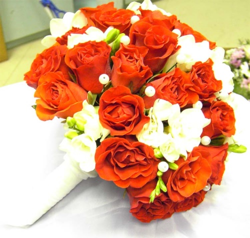 букет невесты из алых роз и фрезии