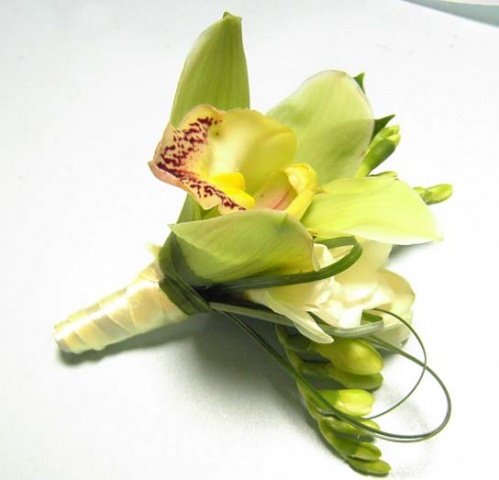 бутоньерка с орхидеей и фрезией