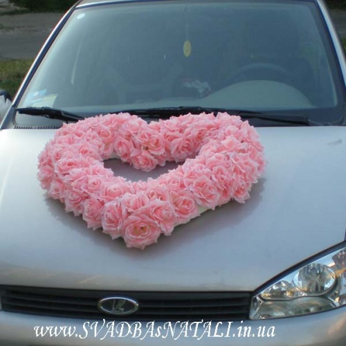 Сердце из розовых роз на авто