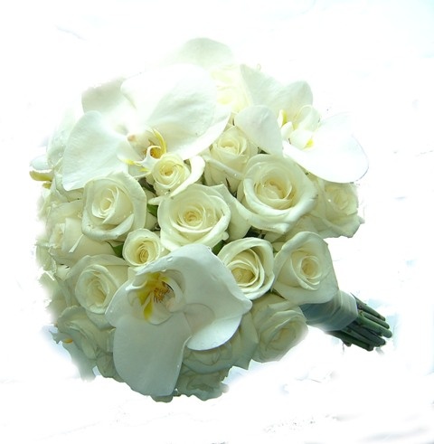 свадебный букет невесты из белых роз и орхидей