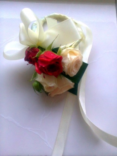 свадебный браслет из роз на руку