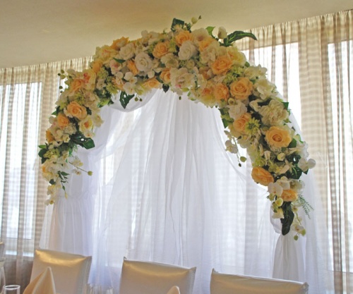прокат свадебной арки в персиковых цветах