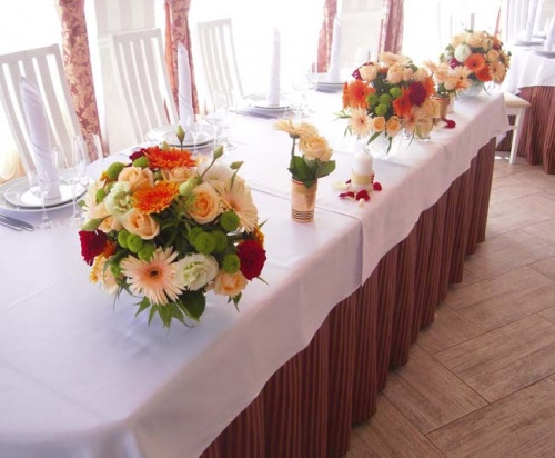 украшение свадебного стола герберами и розами
