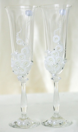 Свадебные бокалы с белыми розочками