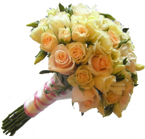 кремовые кустовые розы в букете невесты