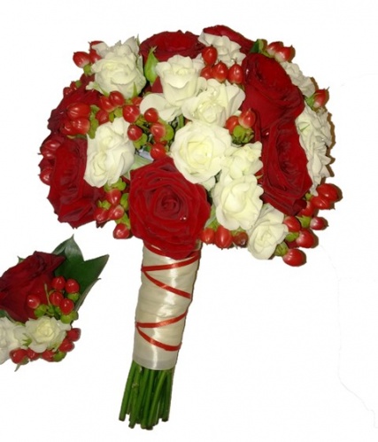 свадебный букет из красной и белой кустовой розы