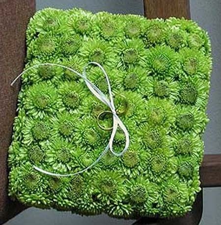 Подушка из зеленой хризантемы для колец