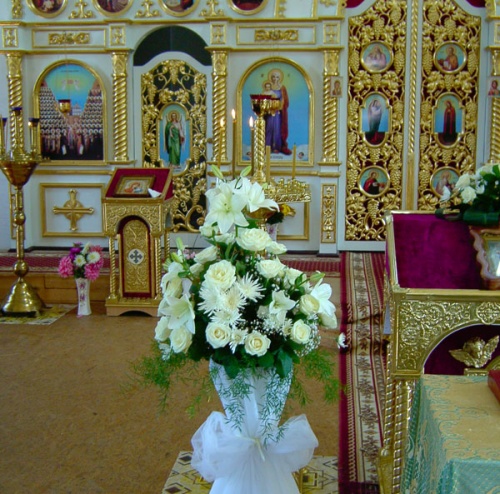 украшение церкви живыми цветами