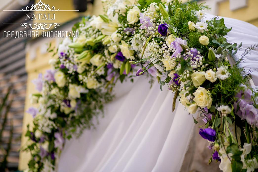 Купол свадебной арки с живыми цветами