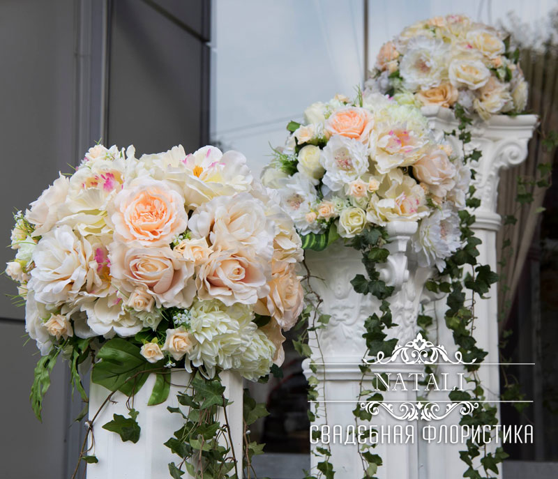 свадебные колонны с цветами для декора зала в аренду