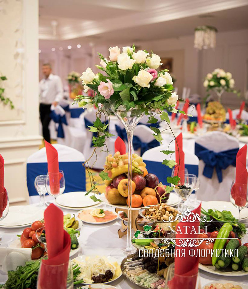 Свадебное украшение зала отеля цветами в Киеве