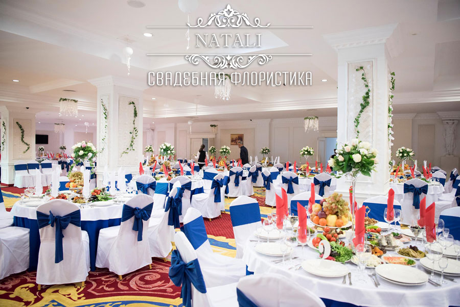 свадебное оформление зала отеля цветами в Киеве