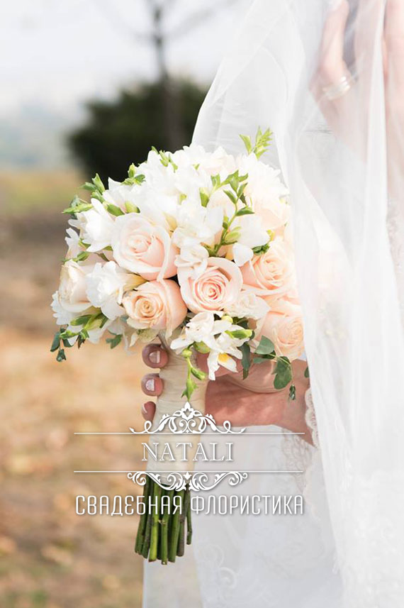 свадебный букет невесты из кремовых роз