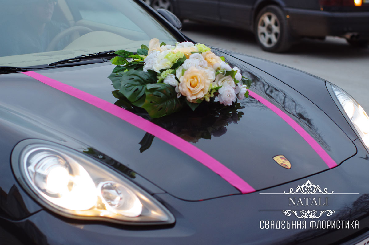Украшение свадебного автомобиля цветами