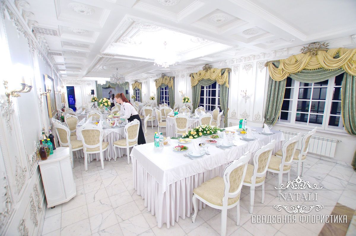 свадебный зал украшен цветами
