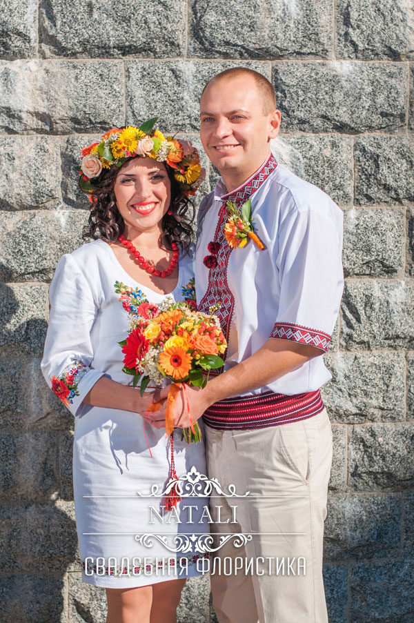 Жених и невеста с букетом в украинском народном стиле