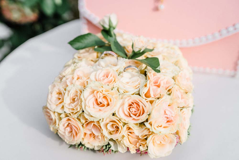 Свадебная подушечка под обручальные кольца из живых цветов