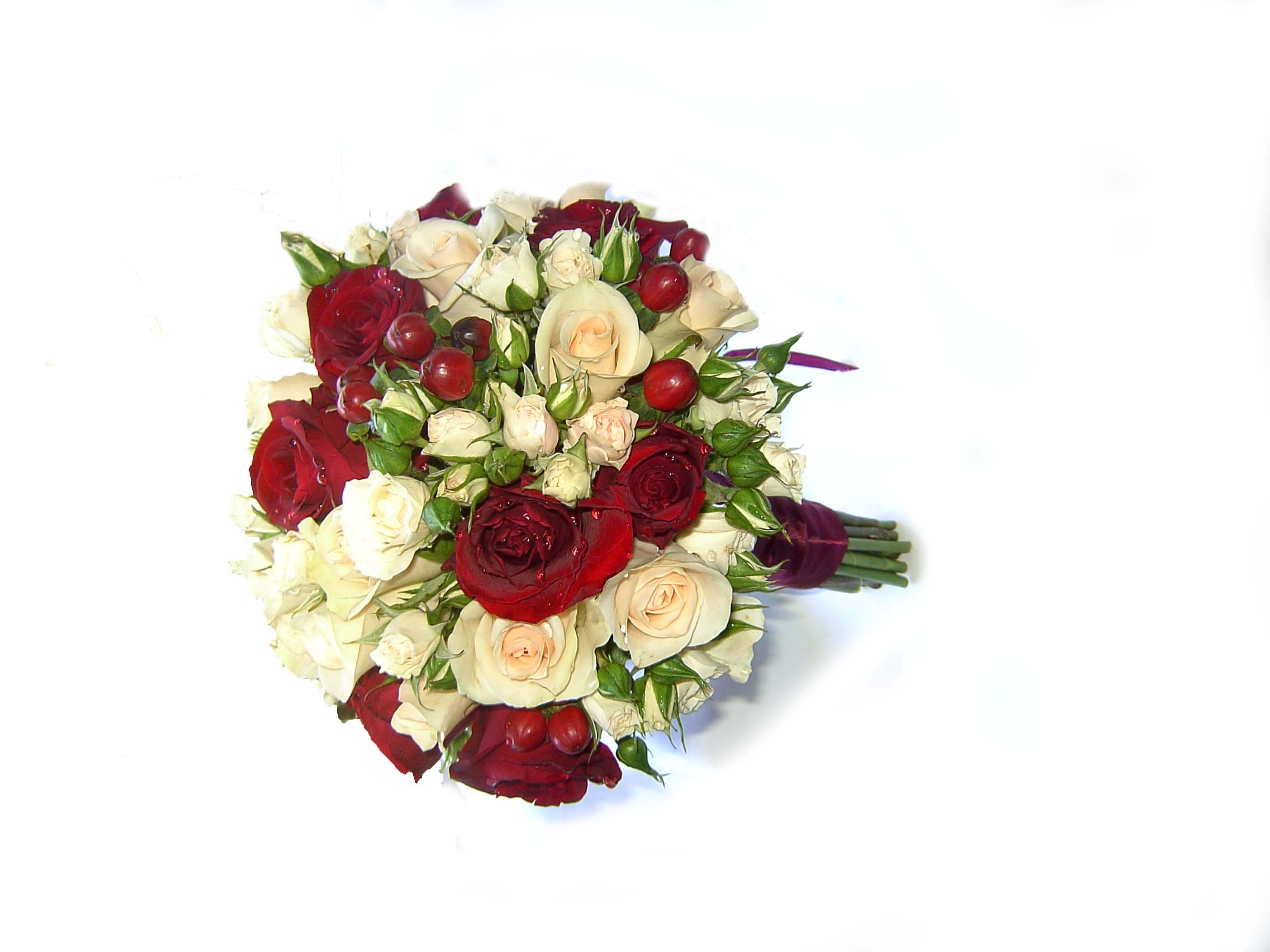 Букет невесты из кремовых и бордовых роз
