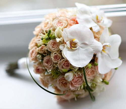 свадебный букет невесты с кустовой розой яна и орхидеей