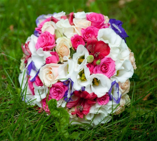 Cвадебный букет из ярких Свадебный букет из ярких цветов роз , эустомы , альстромерий