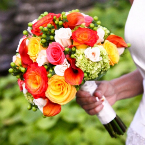 букет невесты с каллами, розами, зеленью