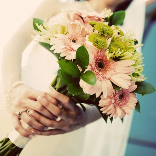 свадебный букет невесты из гербер и хризантем