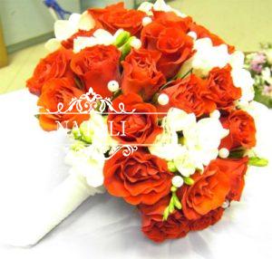 букет невесты из алых роз и фрезии