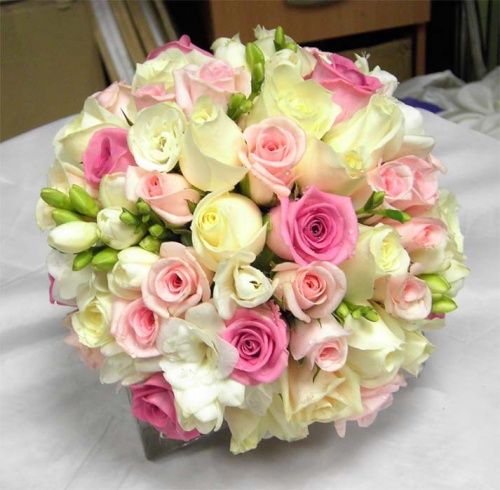 свадебный букет из трех видо роз и фрезий