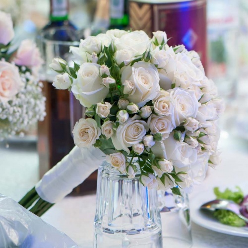 Cвадебный букет невесты из мелкой и крупной розы кремового цвета