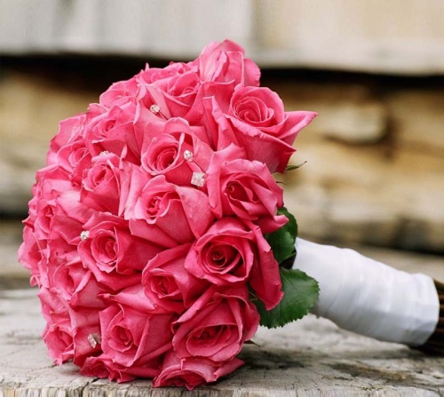 свадебный букет из насыщенно розовых роз