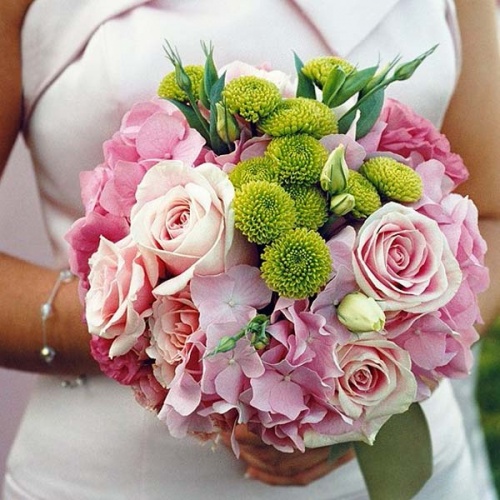 свадебный букет из розовых роз, гортензии и хризантемі