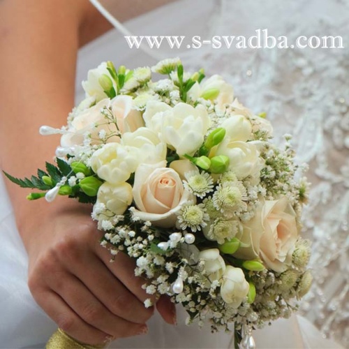 свадебный букет с кремовыми розами, белой фрезии, гипсофилы