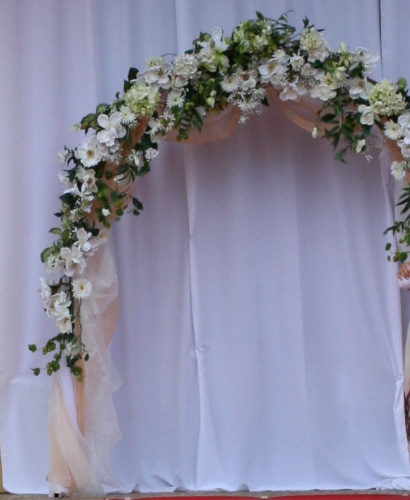 свадебная арка с куполом в белом цвете