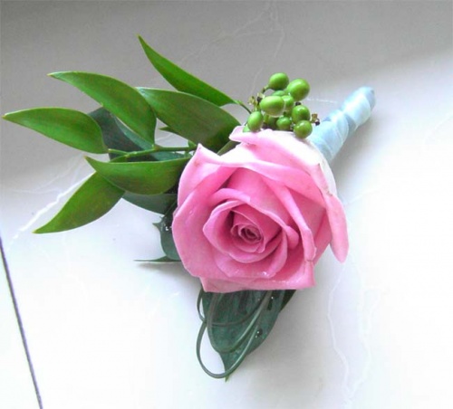 бутоньерка с розовой розой
