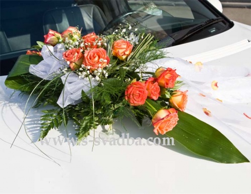 Цветочное украшение мз коралловых роз на свадебное авто