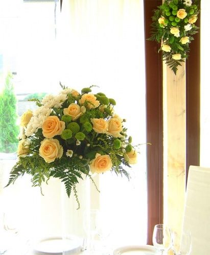 цветы в мартиницах на гостевые столы