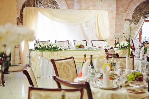 Оформление свадебного стола фрезией и орхидеей в ресторане Мисливський двір