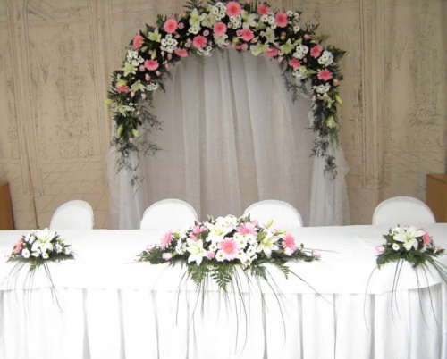 Свадебная арка из живыз цветов