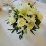 свадебная цветочная композиция на гостевой стол из лилий