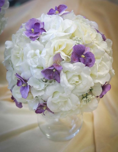 Цветочный шар из белых роз и фиолетовой орхидеи