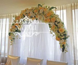 прокат свадебной арки в персиковых цветах