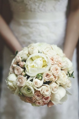 свадебный букет невесты из пионов,ранункулюса и кустовой розы