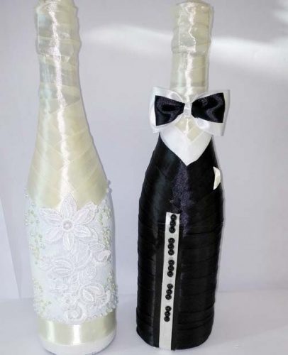 Декор свадебного шампанского в белом и черном цвете