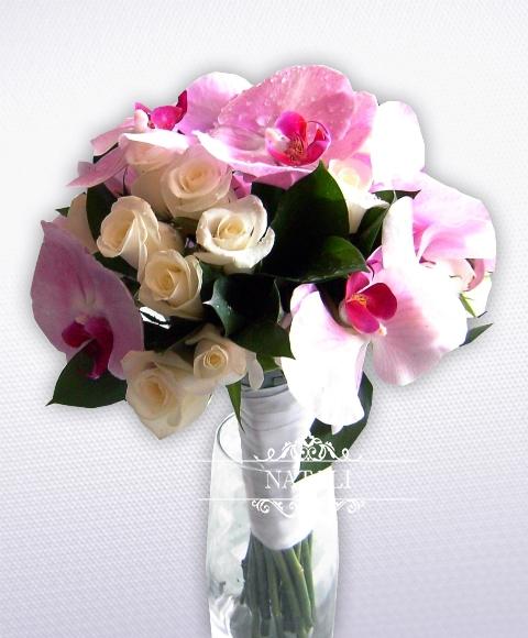 свадебный букет на открытых стеблях из орхидей и роз