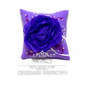 Фиолетовая подушка для колец с фиолетовым пионом