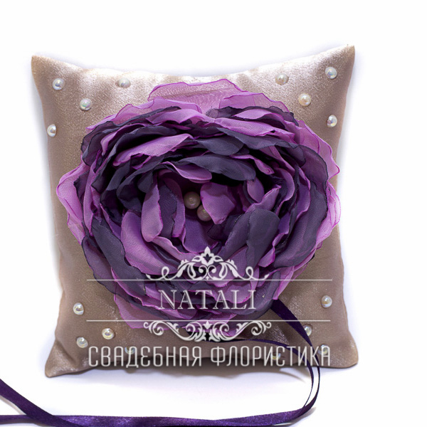 Подушка для колец с фиолетовым пионом