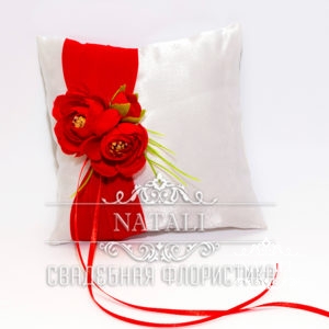 Белая подушка для колец с красной лентой и розами