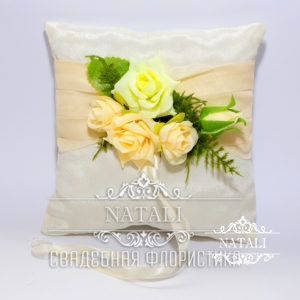 Белая подушка для колец с лентой и розами