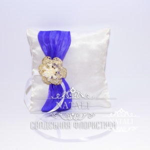 Белая подушка для колец с фиолетовой лентой и брошкой