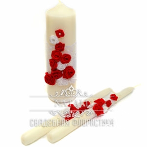 Три свадебные свечки с красными цветами